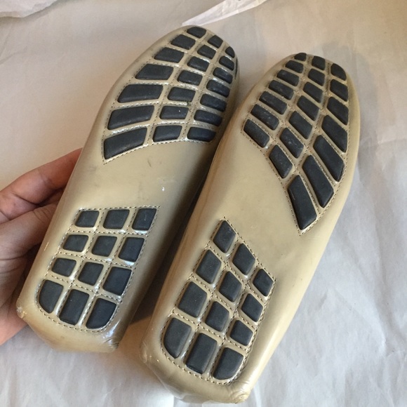 SALVATORE FERRAGAMO BEIGE PATENT MOCCASINS SZ-8 - Picture 7 of 8